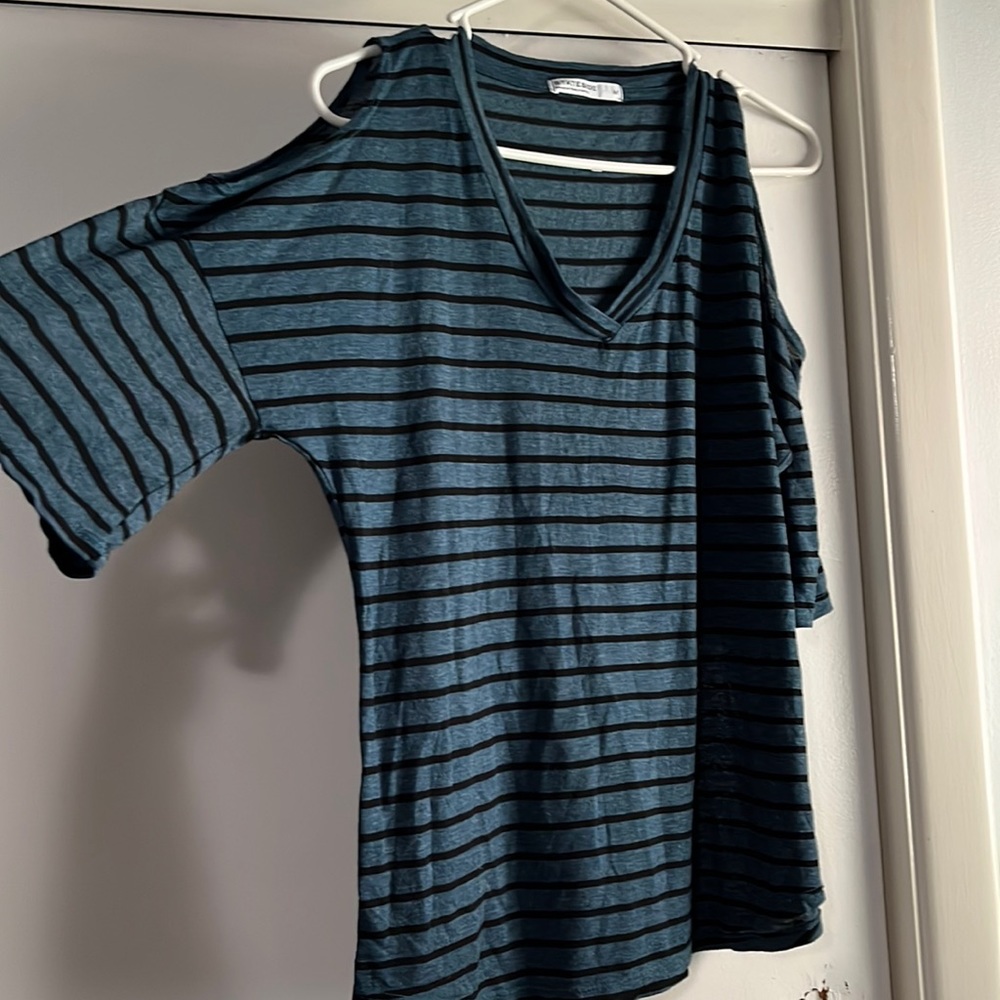 🍇 cute stripe top with peek-a-boo shoulder feature size medium